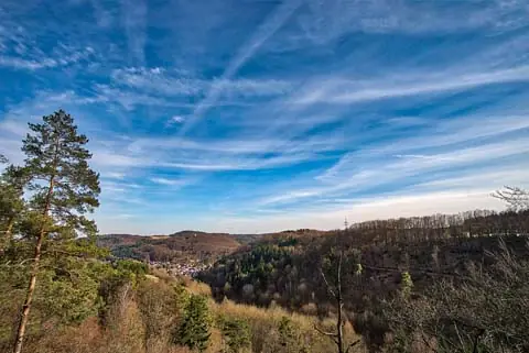 Der Fotograf steht hier noch weiter weg von Kasendorf an der Straße nach Zultenberg als beim vorherigen Bild, das Objektiv ist weitwinkliger.