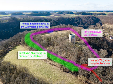 Blick aufs Plateau mit Beschreibung