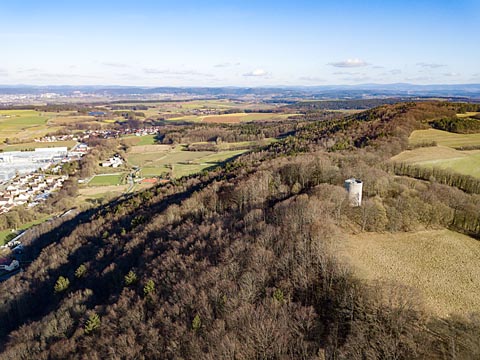 Blick von Westen über den Turmberg von Kasendorf mit dem Magnusturm