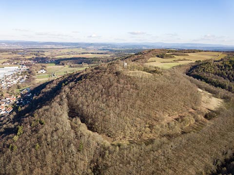 Luftbild vom Turmberg und der Hochebene mit dem Magnusturm