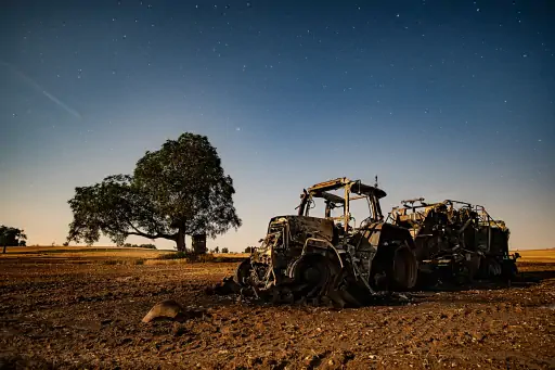 Ausgebrannter Traktor Zultenberg Nachts