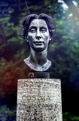 Montage der Büste von Cosima Wagner im Festspielpark Bayreuth