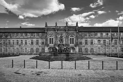 neues Schloss Bayreuth in schwarz und weiß