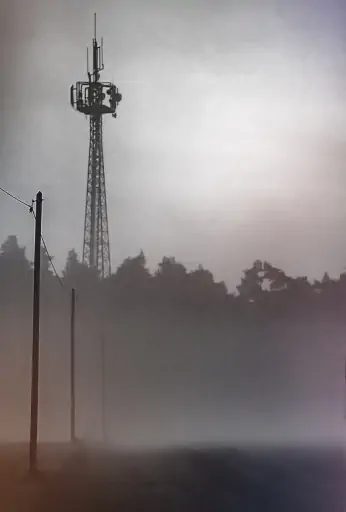 Funkturm im Nebel