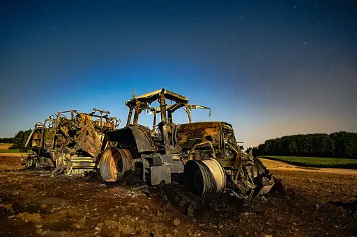 Ausgebrannter Traktor Satt