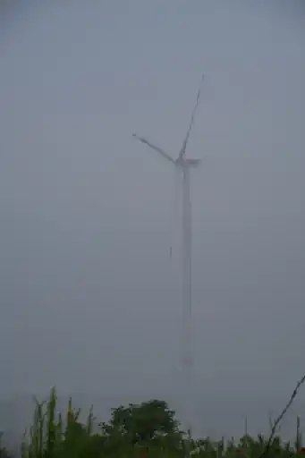 Windrad im nebel
