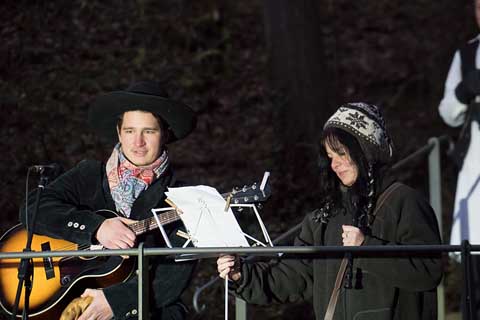 Hannes Meier mit Gitarre und Gesang und Irmela Rauh an der Flöte