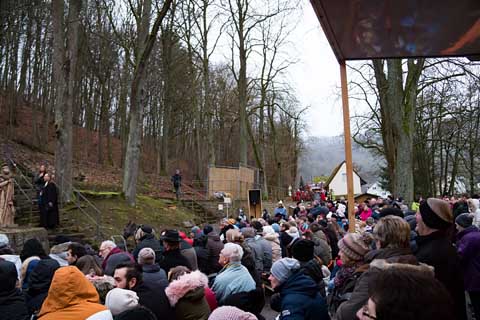 Zuschauer beim Open Air Krippenspiel