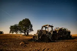Ausgebrannter Traktor Zultenberg nachts