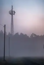 Funkturm im Nebel