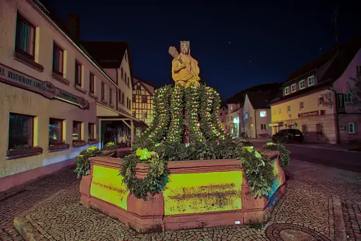 Osterbrunnen Kasendorf Bei Nacht