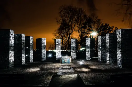Saengerdenkmal melkendorf bei nacht