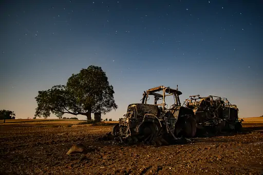 ausgebrannter Traktor kasendorf nachts