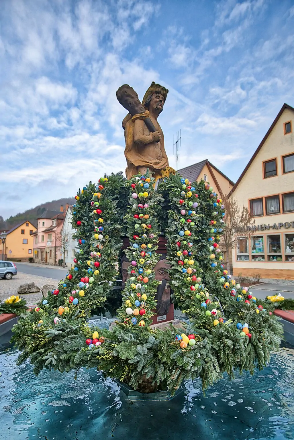 Osterbrunnen 2018, Herkulesbrunnen am Marktplatz Kasendorf