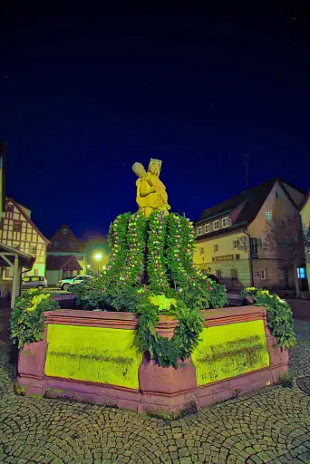 Herkulesbrunnen Kasendorf Osterbrunnen Nacht
