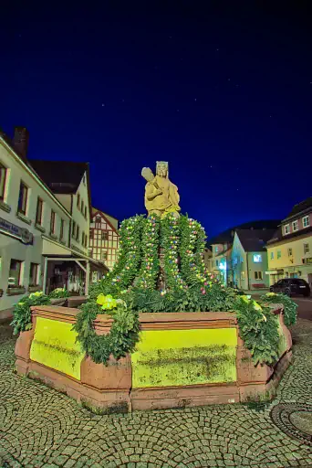 Nachts_Herkulesbrunnen Kasendorf Osterbrunnen