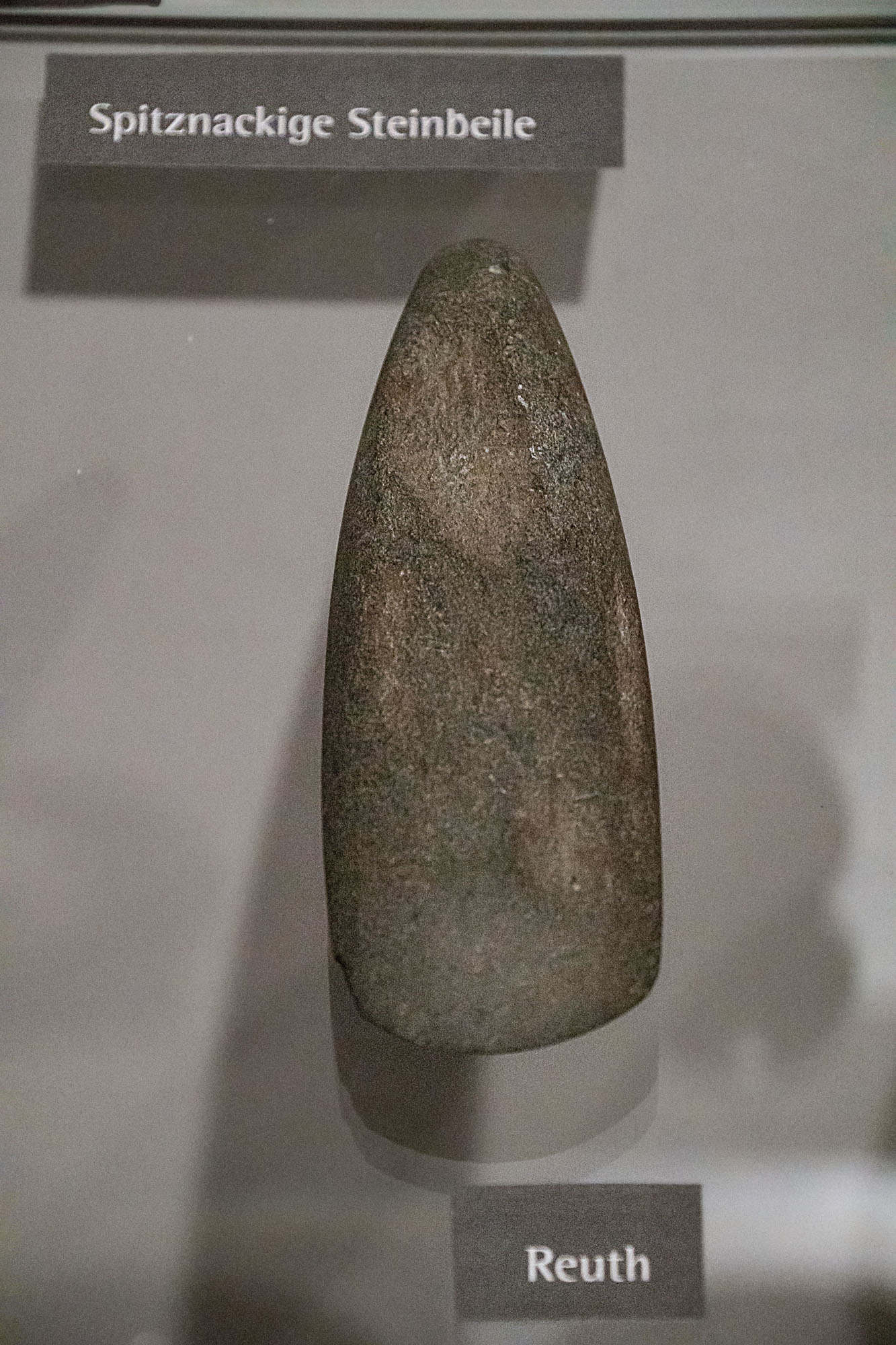 Spitznackiges Steinbeil