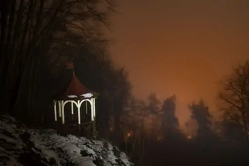 Der Sonnentempel Im Naechtlichen Nebel